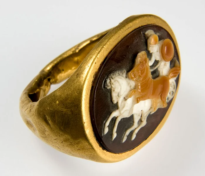 Inelul cu camee de la Poiana (© Muzeul Național de Istorie a României)