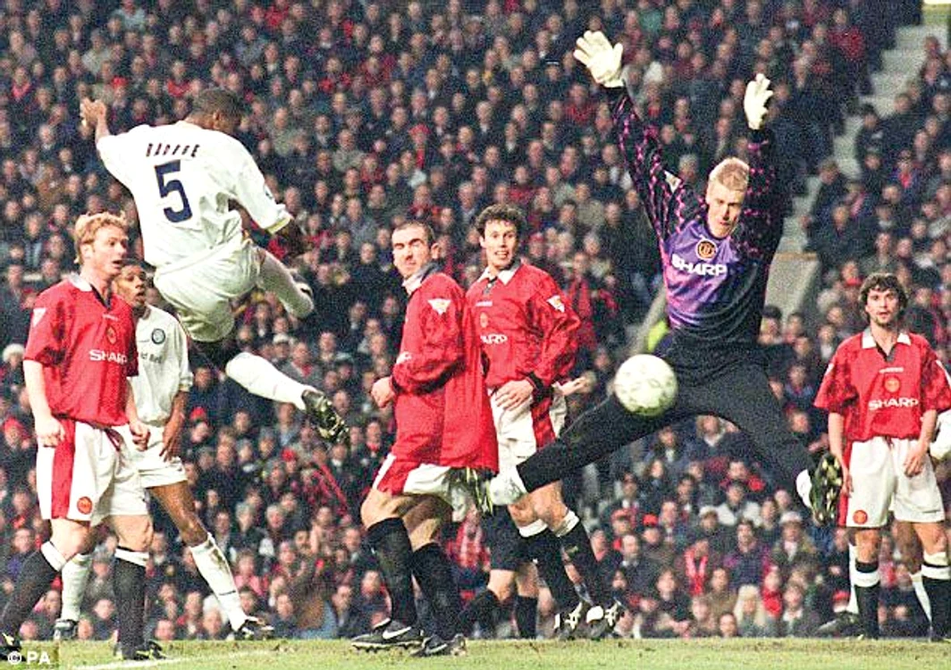 Peter Schmeichel, legendarul portar al celor de la Manchester, şi fiul său, Kasper, au aceleaşi mişcări în poartă