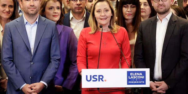 Elena Lasconi, președintele USR, face declarații de presă la încheierea primului tur al alegerilor pentru președinția României, la sediul partidului în București. FOTO Inquam Photos / Bogdan Buda