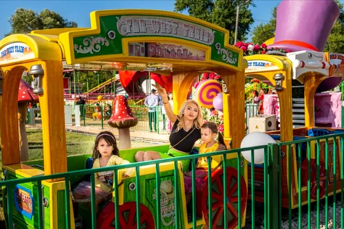 Andreea Bălan în noul parc de distracții din Mamaia