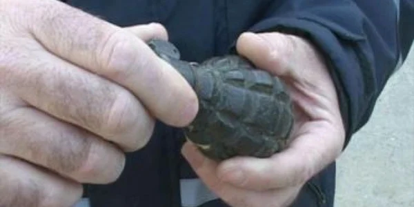 Botoşani: Grenadă descoperită cu coasa