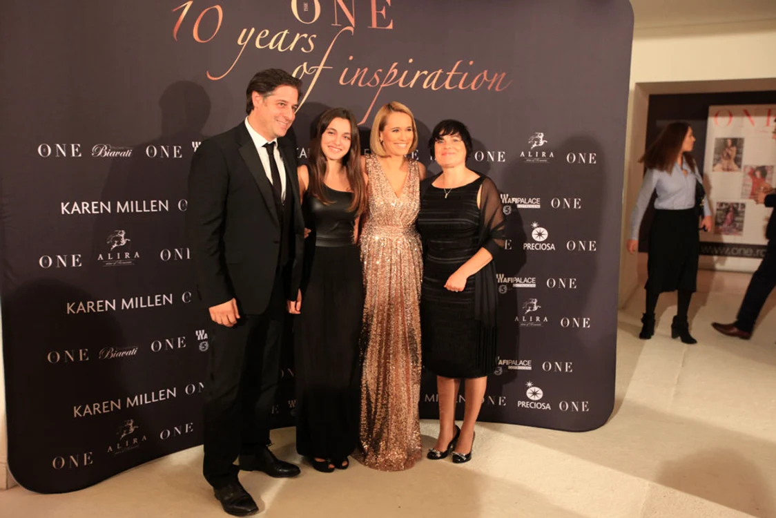 
    Elena şi Loredana au fost prezente la aniversarea The OneFoto Roberto Sălceanu  