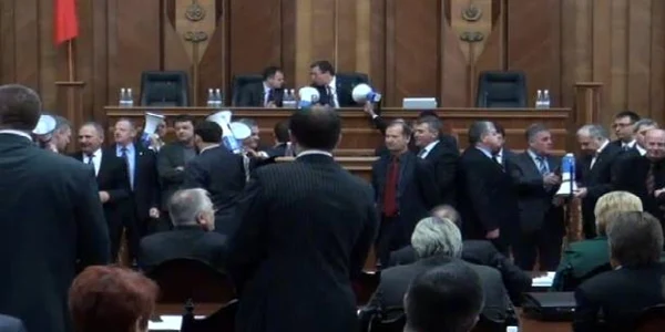 comunstii md au blocat tribuna