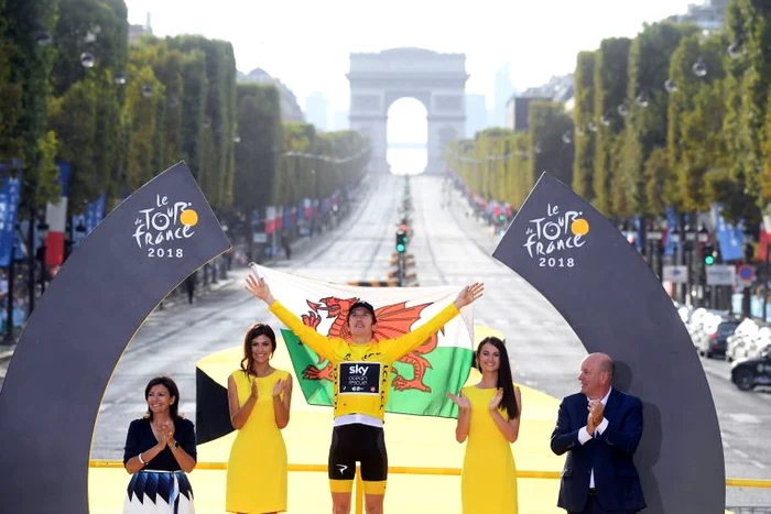 Geraint Thomas si ceilalti ciclisti aflati pe podiumul Turului Frantei 2018FOTO: EPA