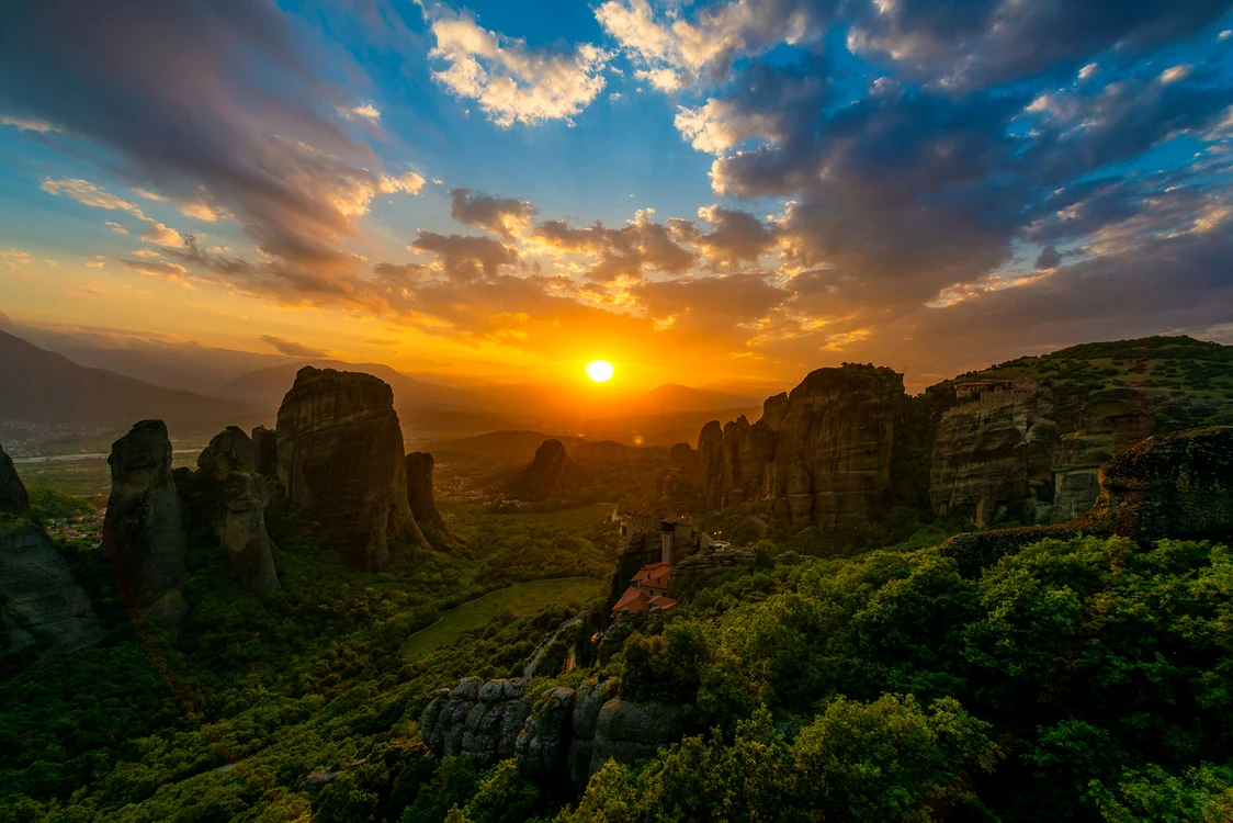 Apus de soare în Meteora Grecia Foto Lets book Travel dms