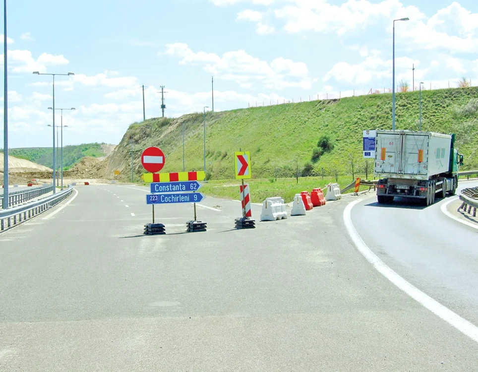 
    Şoferii  vor putea circula  pe autostradă abia  la jumătatea lunii iulie (Fotografii: Sever Gheorghe )  