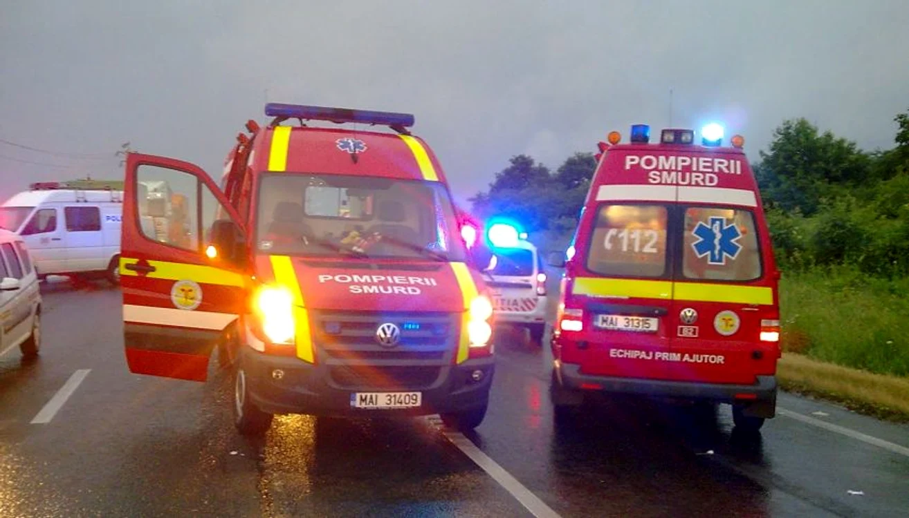 
    Două echipaje SMURD au acordat primul-ajutor rănițilorFoto: oradesibiu.ro  