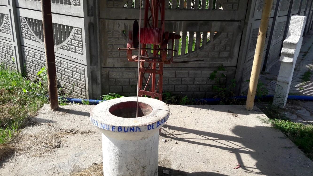De multe ori anunţul „Apa nu e bună de băut“ nu-i opreşte pe săteni să se aprovizioneze, deşi consecinţele sunt dintre cele mai grave FOTO: Alina Mitran