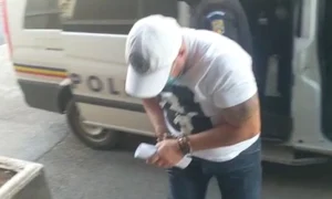 Toți cei acuzați de furt din locuințe au fost aduși cu cătușe în dubele Poliției  jpeg