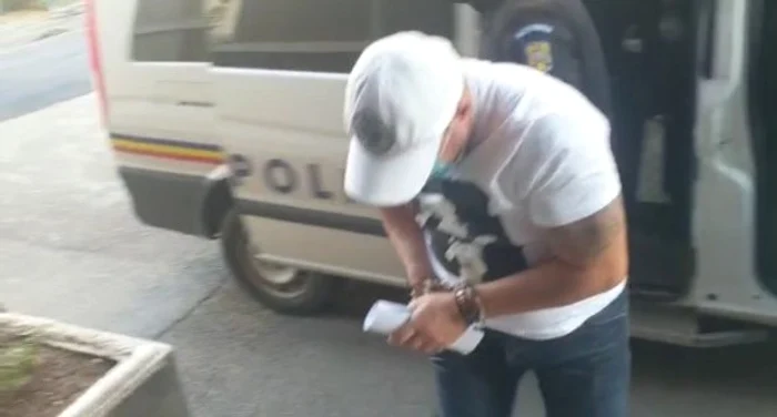 Toți cei acuzați de furt din locuințe au fost aduși cu cătușe în dubele Poliției