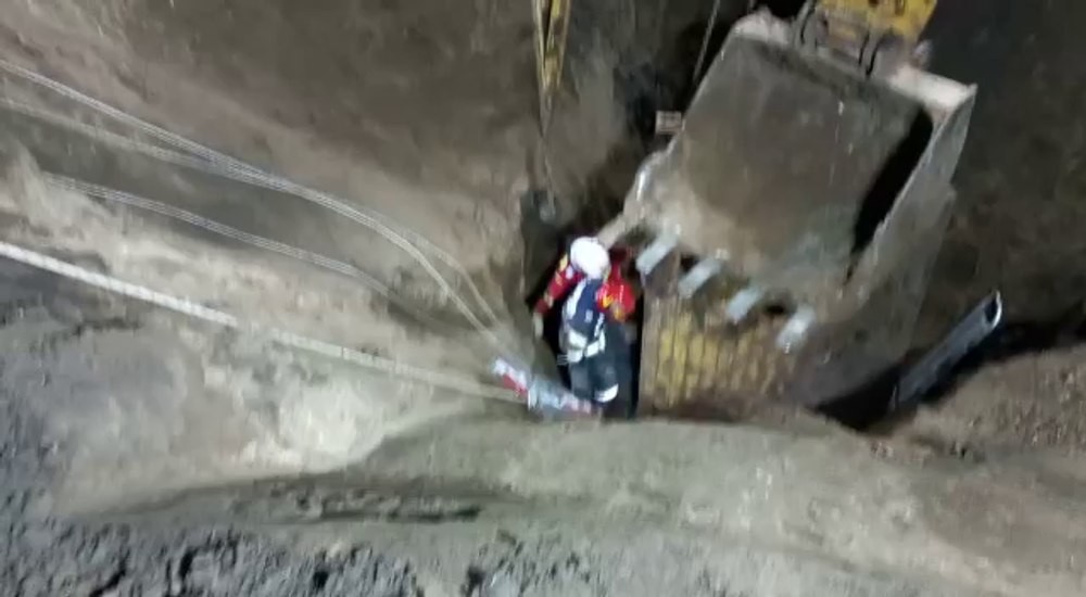 Bărbatul peste care a căzut un mal de pământ, la Caracal, a fost scos. Medicii au declarat decesul VIDEO