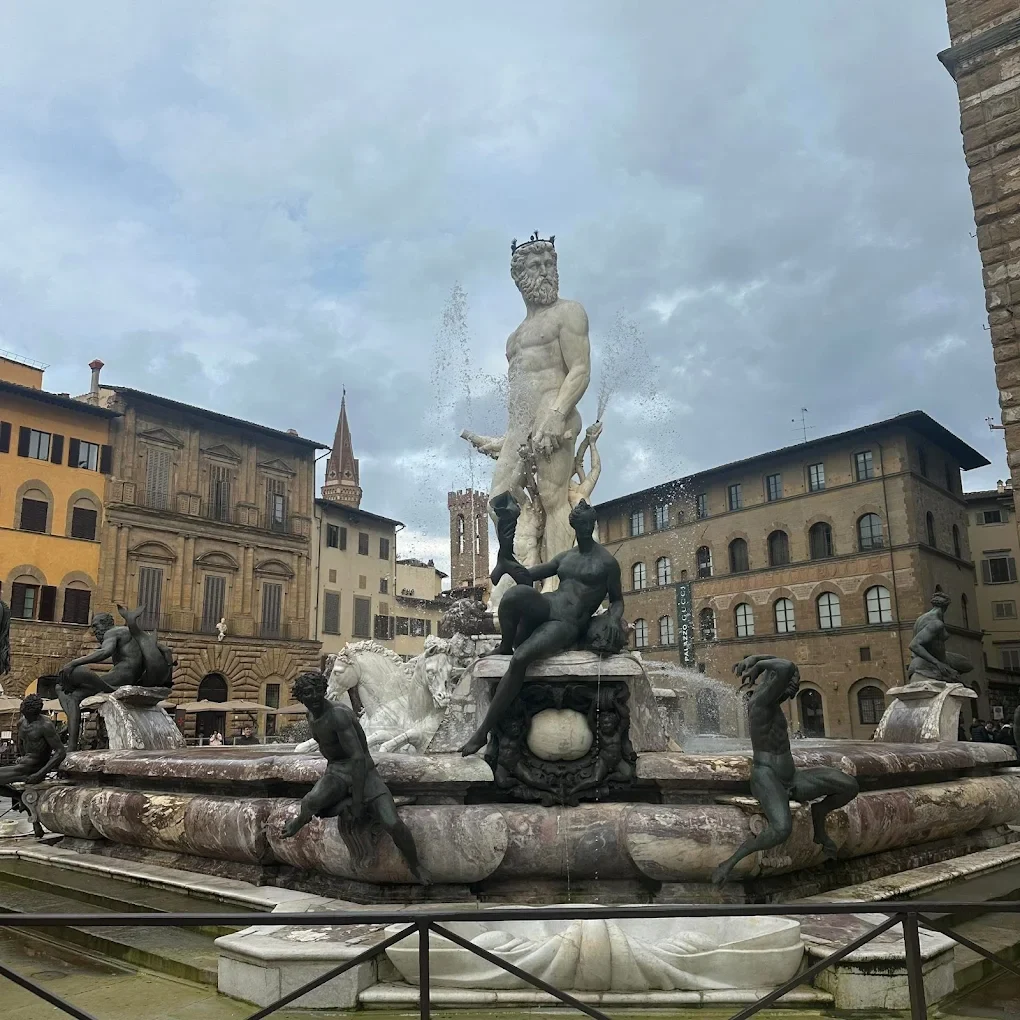 Turistă, pusă sub acuzare după ce s-a urcat pe statuia lui Neptun din Florența și a provocat pagube de mii de euro. Totul a pornit de la o farsă