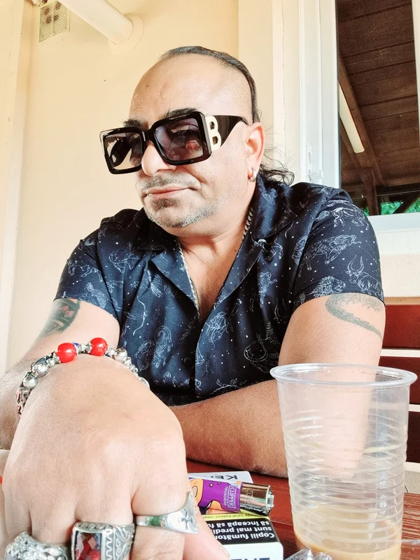 Romeo Fantastick, un manelist excentric și simpatic. Foto: Facebook