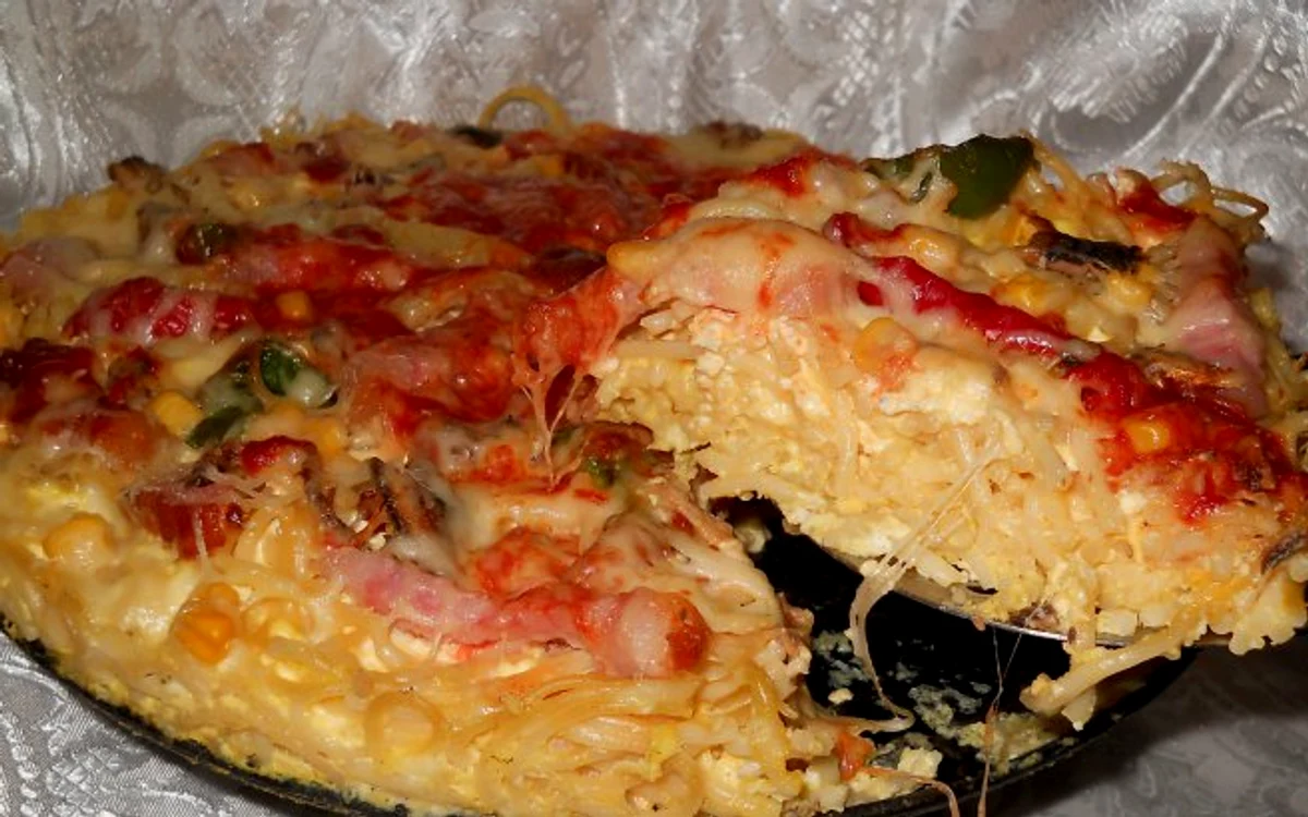 
    Pizza cu blat de spaghete  