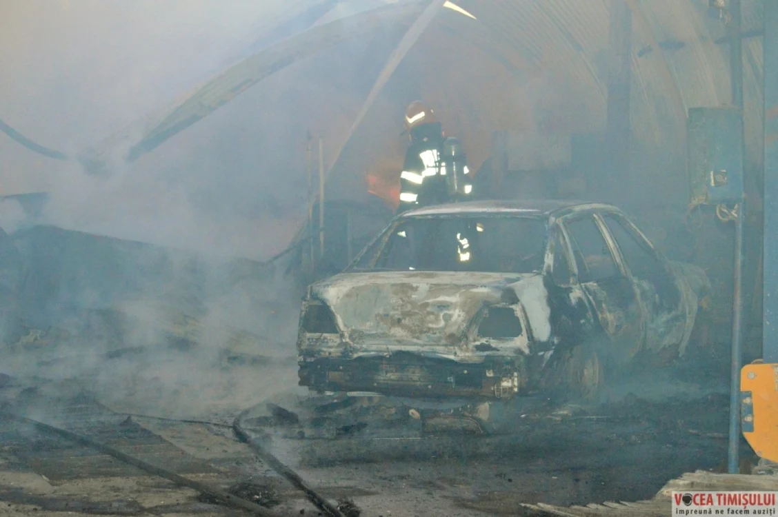 Incendiu la service-ul auto din Timişoara FOTO voceatimisului.ro