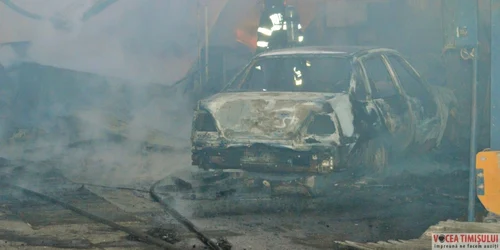 Incendiu service auto FOTO voceatimisului.ro