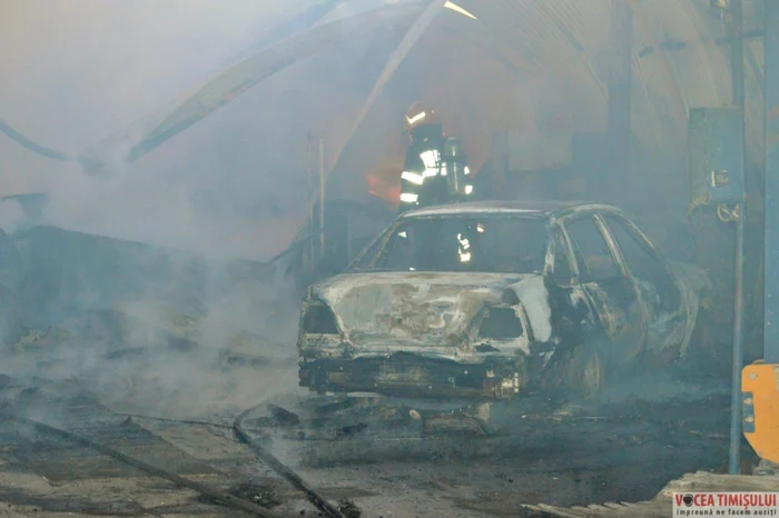 Incendiu la service-ul auto din Timişoara FOTO voceatimisului.ro