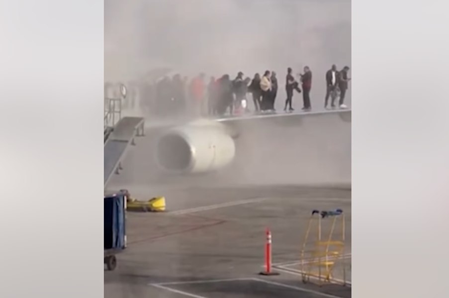 Un avion American Airlines a luat foc pe aeroportul din Denver. Zeci de pasageri, evacuați pe aripă