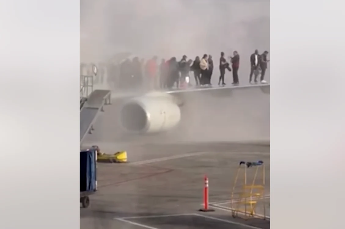 Pasagerii stând pe aripa aeronavei. FOTO: captură video Facebook