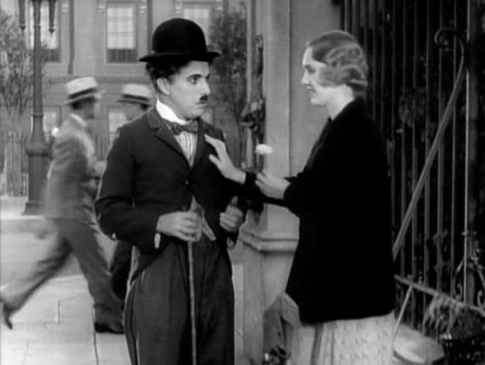 Charles Chaplin şi Virginia Cherrill, în filmul „Luminile
oraşului“ (1931), de Charles
Chaplin