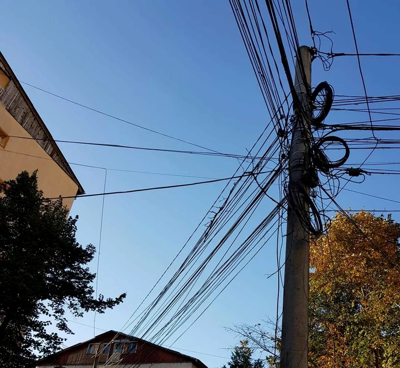 Cablurile aeriene nu sunt numai inestetice, ci şi periculoase FOTO: Ştefan Borcea