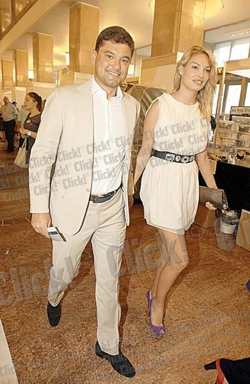 Sebastian Vlădescu (55 de ani) o ia de la şcoală pe fiica iubitei lui (Fotografii: Alex Muscaliu)