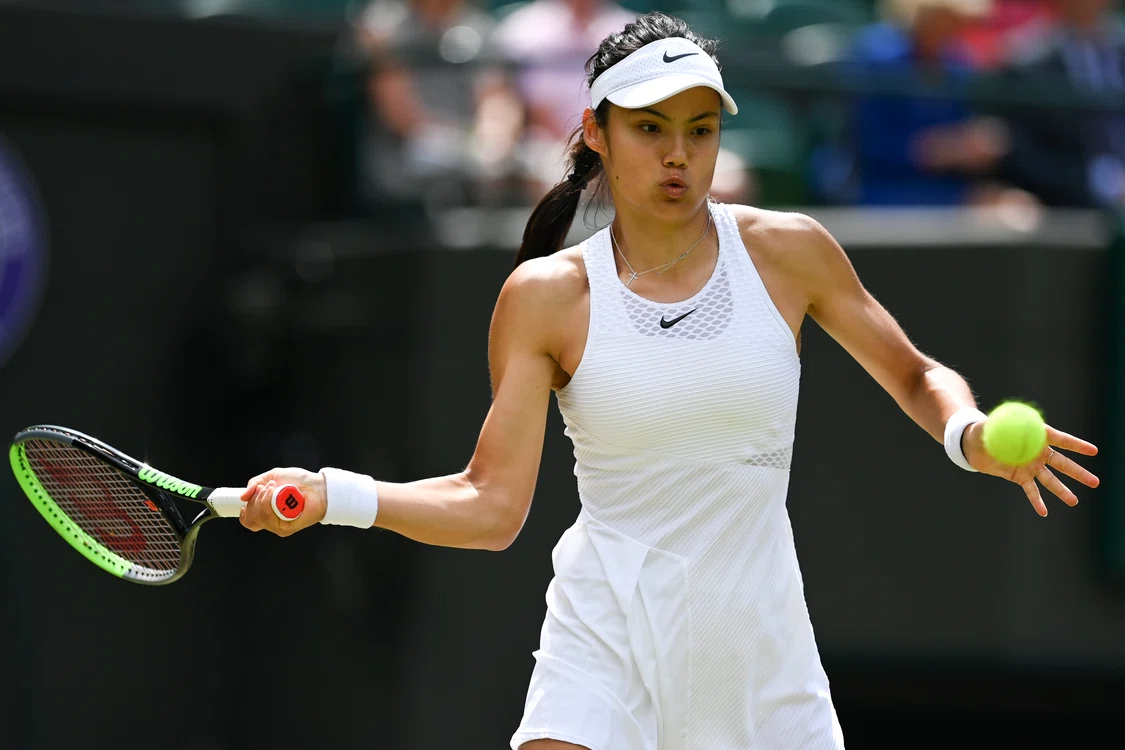 Emma Răducanu a reușit performanța carierei pe iarba londonezăFoto: EPA-EFE