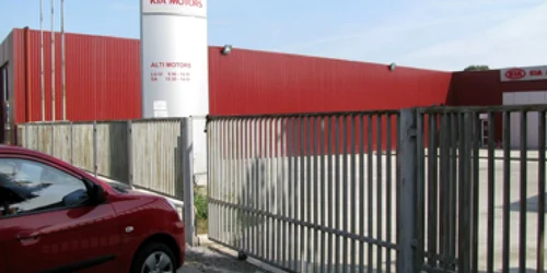 Bacău: Clienţii păgubiţi la Alti Motors primesc actele înapoi