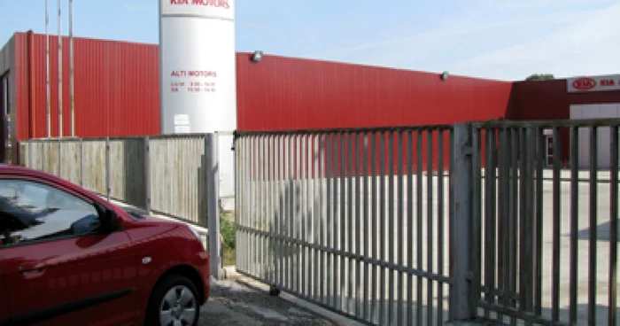 Bacău: Clienţii păgubiţi la Alti Motors primesc actele înapoi