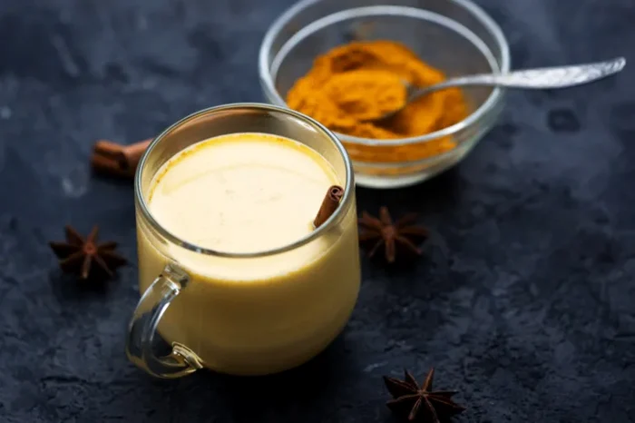Latte-ul cu turmeric te scapă de grăsime.