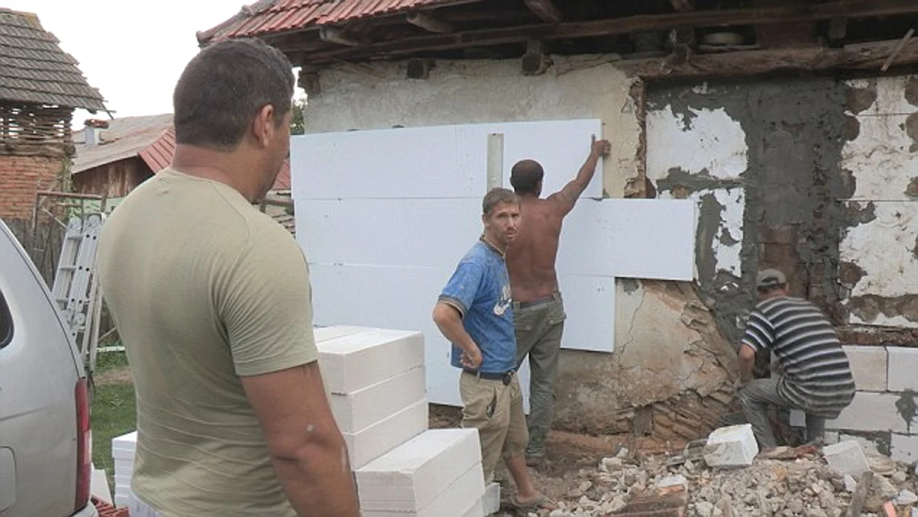 Bărbatul a supravegheat construcţia casei în satul Argetoaia