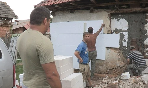 Bărbatul a supravegheat construcţia casei în satul Argetoaia jpeg
