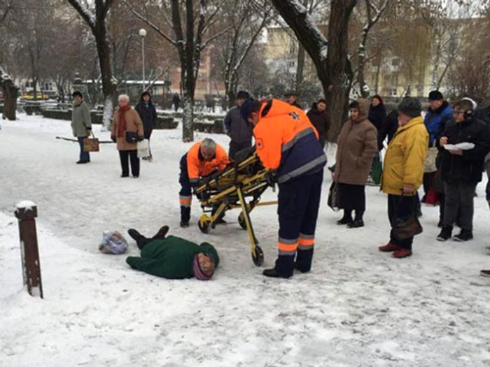 
    Martorii spun că femeia a zăcut în zăpadă aproximativ 20 de minute, până când la fața locului a ajuns un echipaj de la Ambulanțăfoto: satmareanul.net  