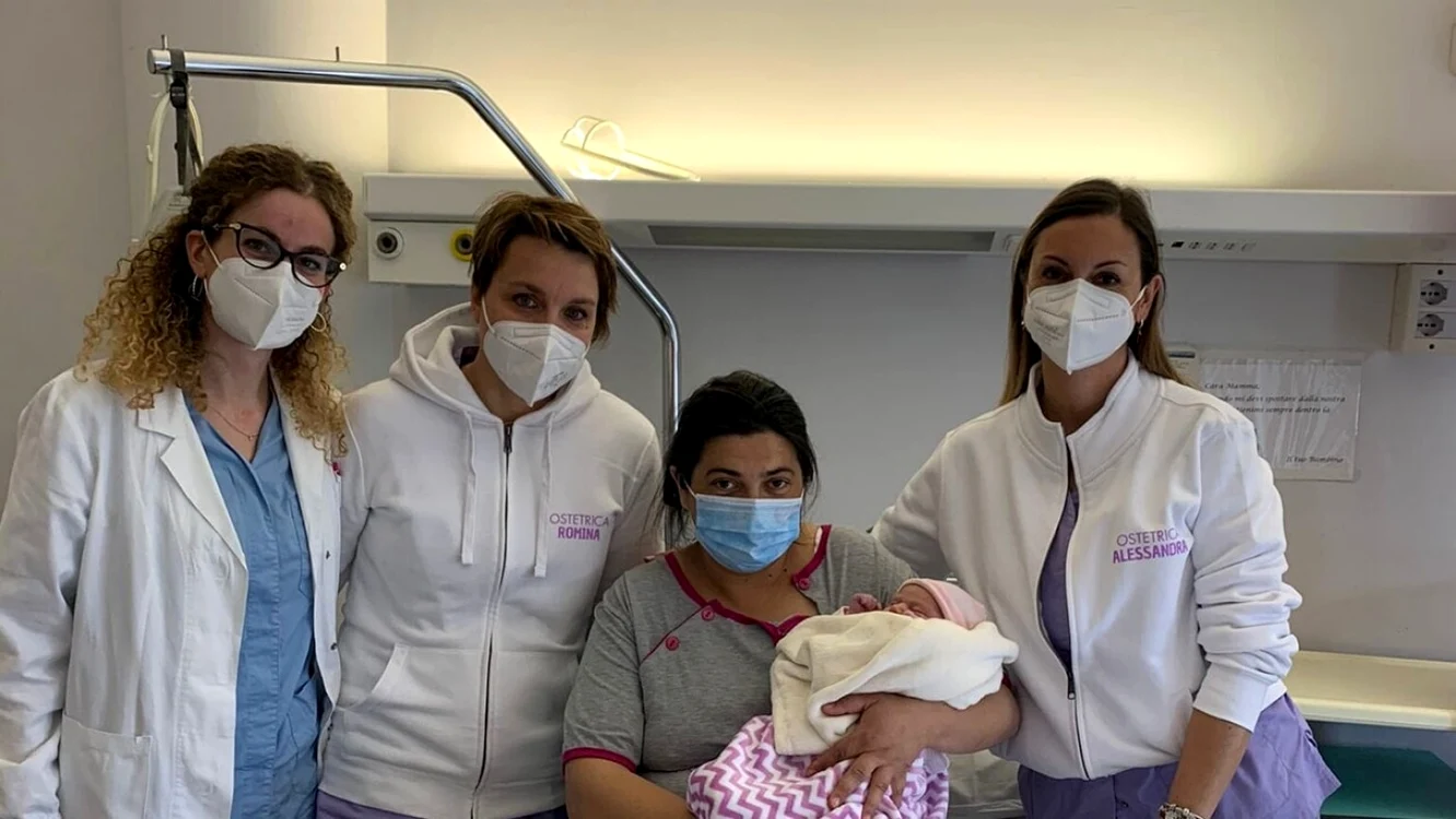 Românca alături de bebeluşul ei şi de medicii care au asistat-o la naştere FOTO www.perugiatoday.it