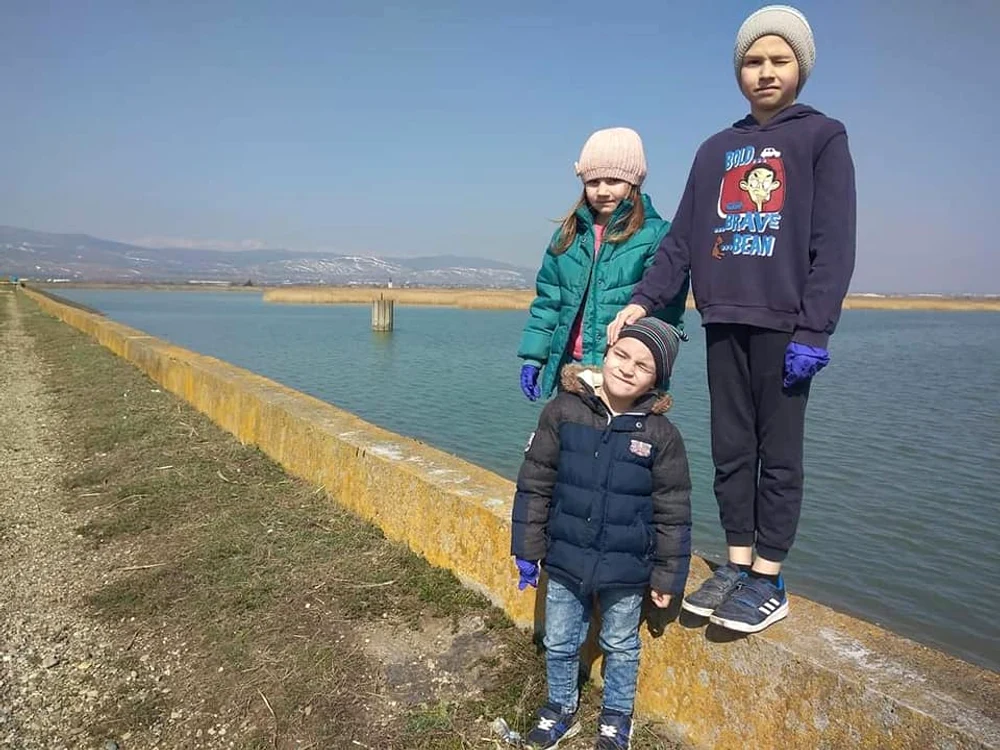Cei trei copii au strâns gunoaiele de pe dig alături de tatăl lor FOTO CRE Bacău