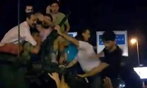 Mii de oameni au ieşit în stradă, iar armata a tras cu tancuri în ei jpeg