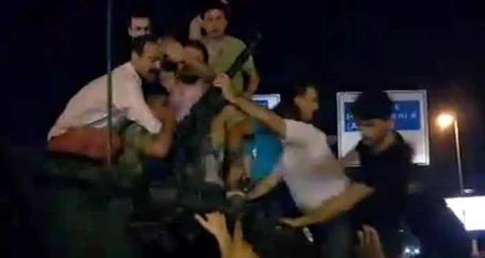 Mii de oameni au ieşit în stradă, iar armata a tras cu tancuri în ei