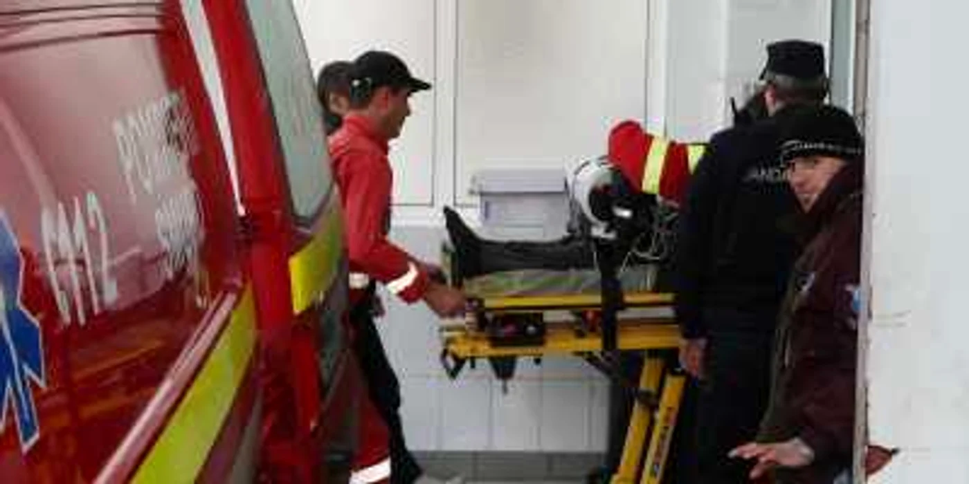Mama şi copilul au fost transportaţi la spital