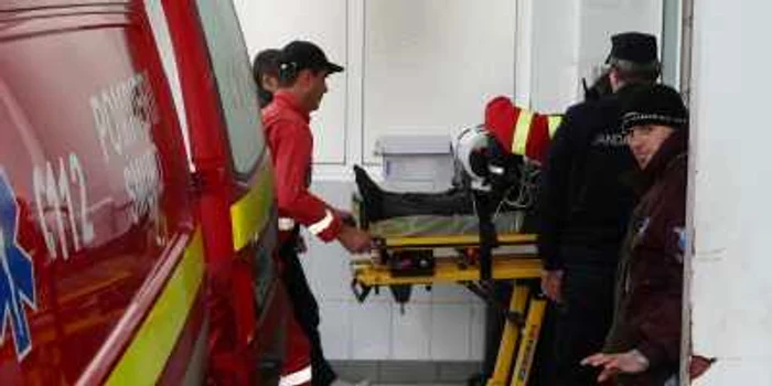 Mama şi copilul au fost transportaţi la spital