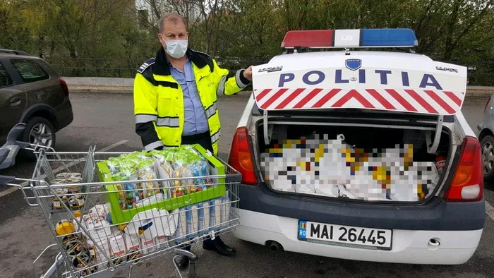 Polițiștii au distribuit zilele acestea alimente persoanelor nevoiașe