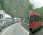 Blocaj în trafic pe Valea Oltului - urmare a lucrărilor la Viaductul Valea Poştei de pe DN7 în Vâlcea Foto colaj