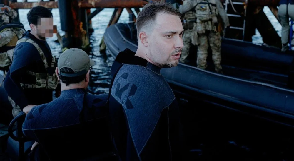 Operațiune sub foc. Fostul șef al spionajului ucrainean sare de pe o platformă de foraj din Marea Neagră în timpul unui atac rusesc