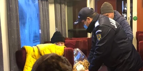 calarasi jandarmii ajuta calatorii blocati in tren FOTO IIJ Calarasi