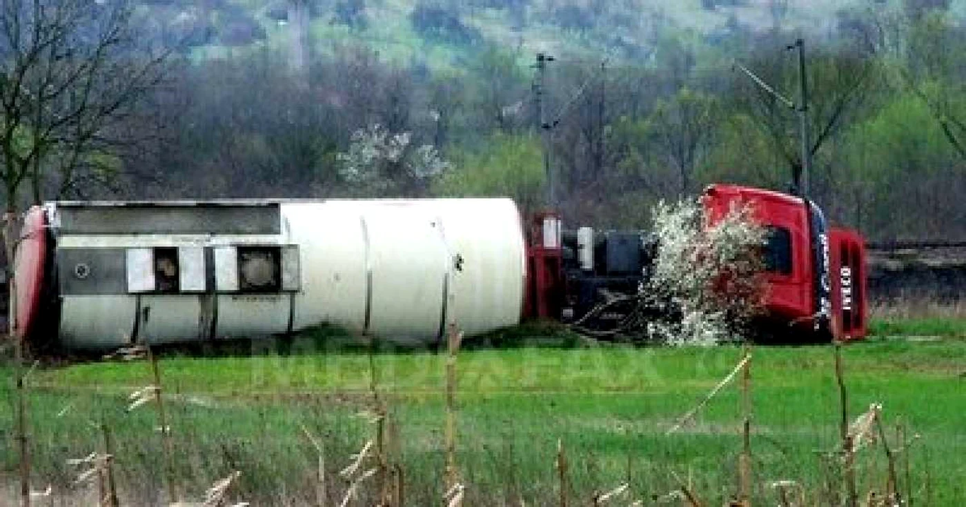 După aproximativ o oră de la incident, cisterna a fost ridicata din sanţ