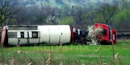 După aproximativ o oră de la incident, cisterna a fost ridicata din sanţ 