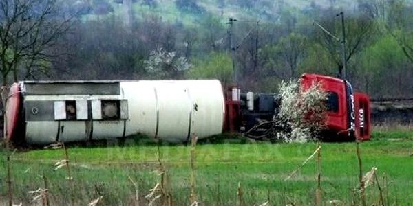 După aproximativ o oră de la incident, cisterna a fost ridicata din sanţ 
