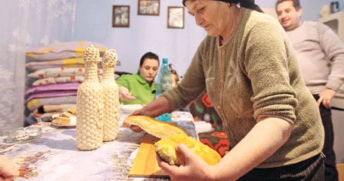 Maria Păcurar umple în fiecare săptămână câte un cuptor cu palaneţe