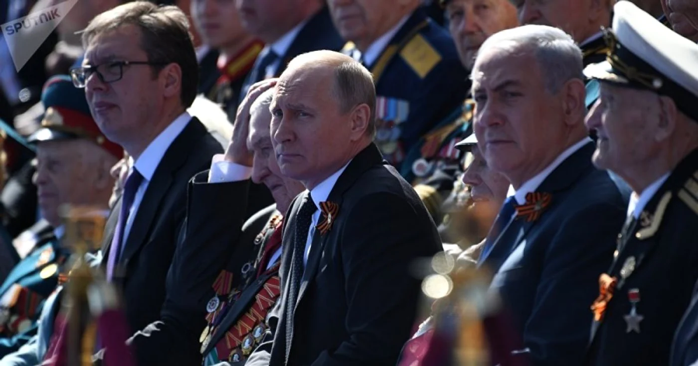 Premierul Benjamin Netanyahu a asisat alături de preşedintele Vladimir Putin şi de preşedintele sârb Aleksandr  Vucici la parada militară de Ziua Victoriei din Piaţa Roşie
