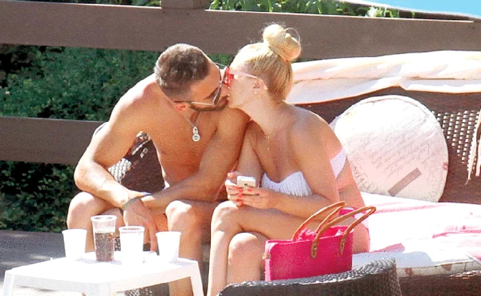 Crina și Bogdan au fost surprinși luna trecută, la Mamaia, în timp ce se sărutau în public