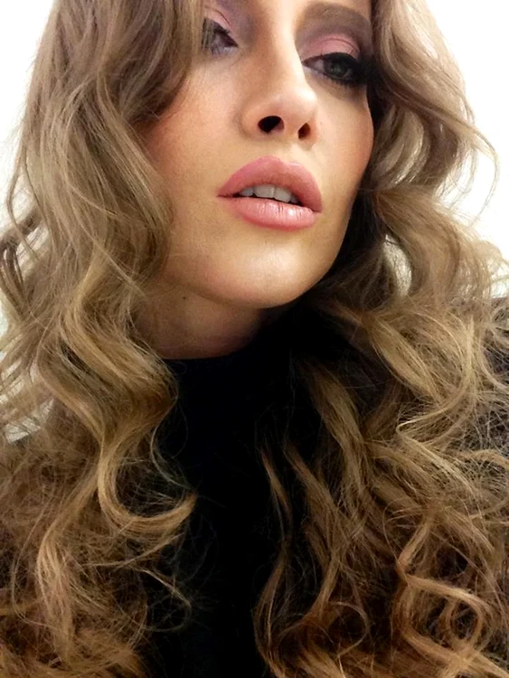 
    Iulia Albu a făcut costumaț  